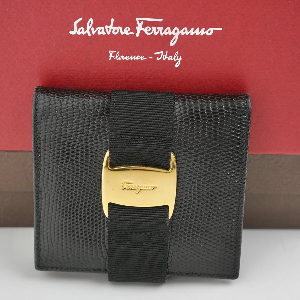 【未使用・展示品】Salvatore Ferragamo ヴァラリボン　金金具 二つ折り リザード型押しレザー