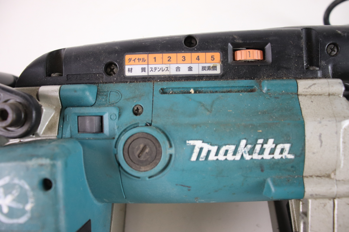 ★【動作OK】makita 2107F マキタ ポータブルバンドソー 切断機 DIY 電動工具 工場 ダイヤル式 ハンドツール コンパクト 030JYMJH88_画像3