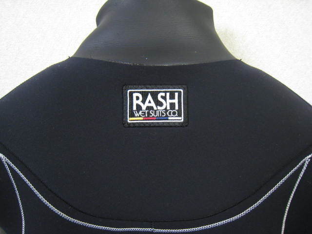 【美品】RASH WETSUITS ラッシュウエットスーツ☆最新ジャーフル☆ALL2.5mm“4 SEASONS SERIES”BZ-5☆最先端短起毛素材『ATHLETE JERSEY』_背中首下 4 SEASONS ワッペン