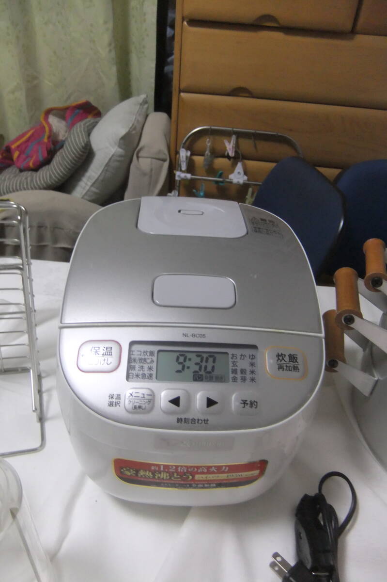 動作品　2019年製　ZOJIRUSHI 象印 マイコンジャー炊飯器 「極め炊き」 NL-BC05　ミキサー　スケール　まな板置き　鍋（美品）　付_画像2