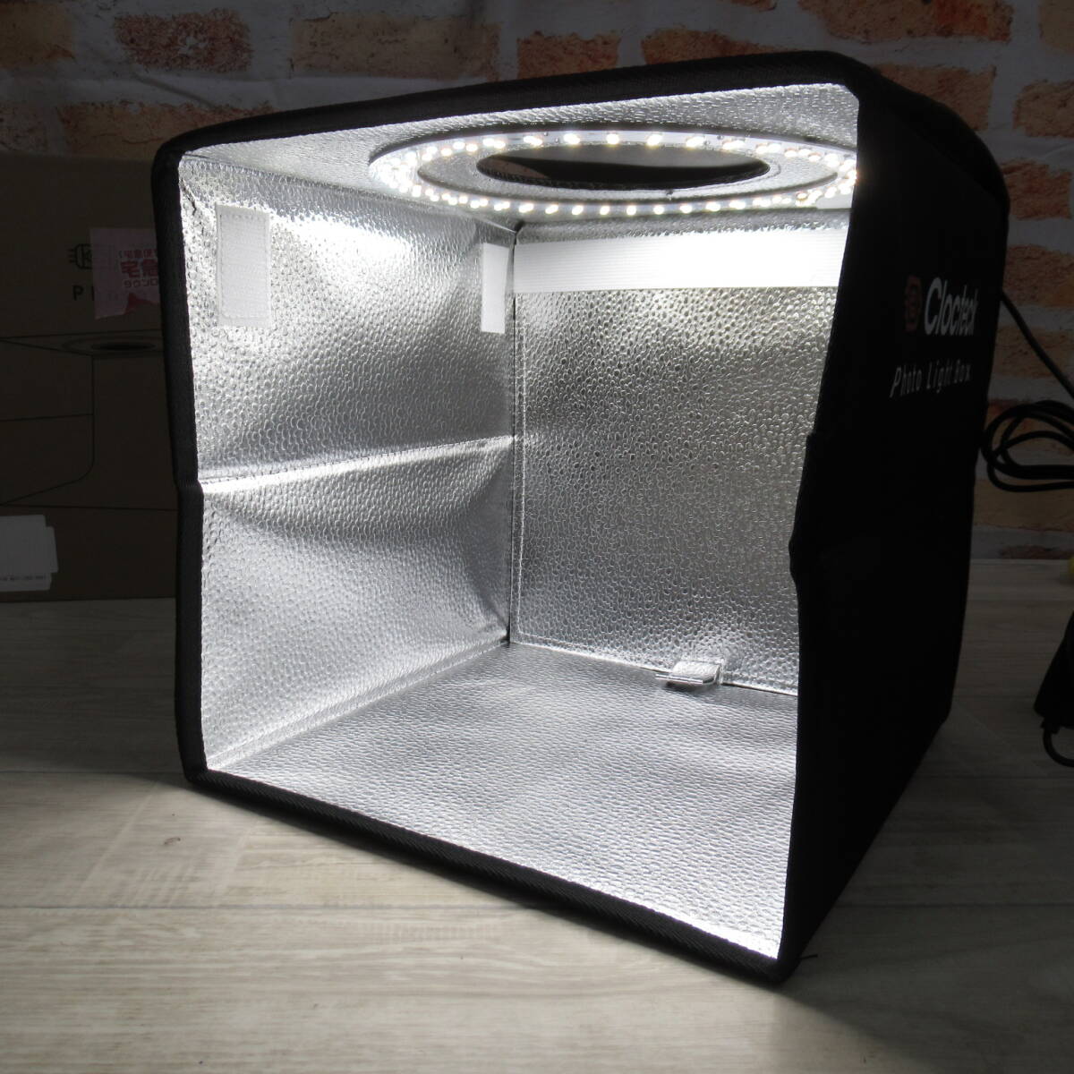02329PS24【未使用】ClocTeck 撮影ボックス 24cm - 折りたたみ式LED照明スタジオ、92個LED & 6枚の両面背景紙 (合計12色)、色温度調節の画像2
