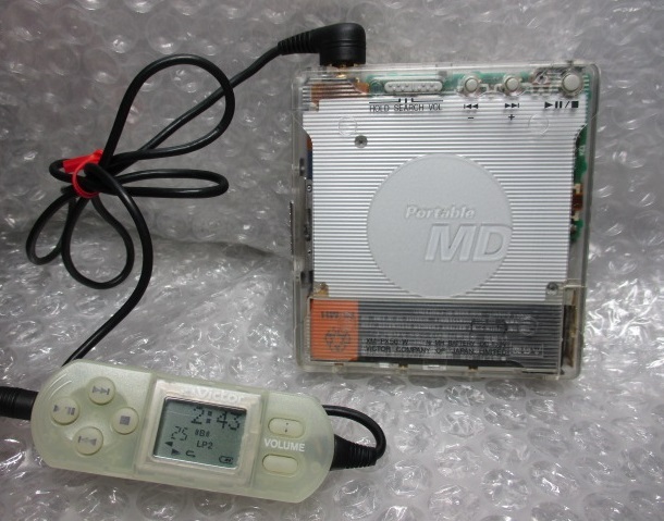 ◆動作品 Victor ビクター ポータブルMDプレーヤー XM-PX50 ホワイト MDLP 付属品付き_ガム電池で再生中