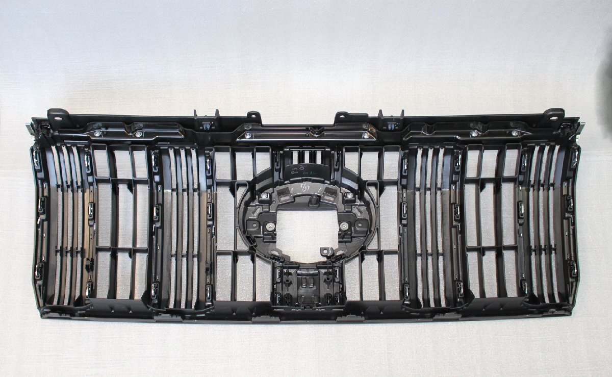 新車外し　トヨタ　ランドクルーザープラド　150系　純正フロントグリル　③　53111-60C10　53101-60J20_画像2
