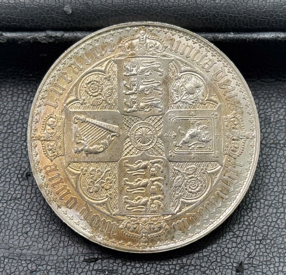 325-1　1847年　イギリスヴィクトリア女王　ゴチッククラウン銀貨　総重量約28.15g　直径約39.12mm_画像2