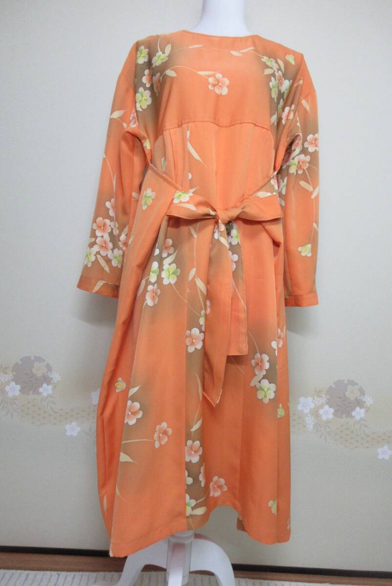 着物リメイク エプロン風ワンピース オレンジ色 花柄 ろうけつ染 シルク 長袖 Ｍ~Lサイズ かぶり後ろ開きボタンの画像4