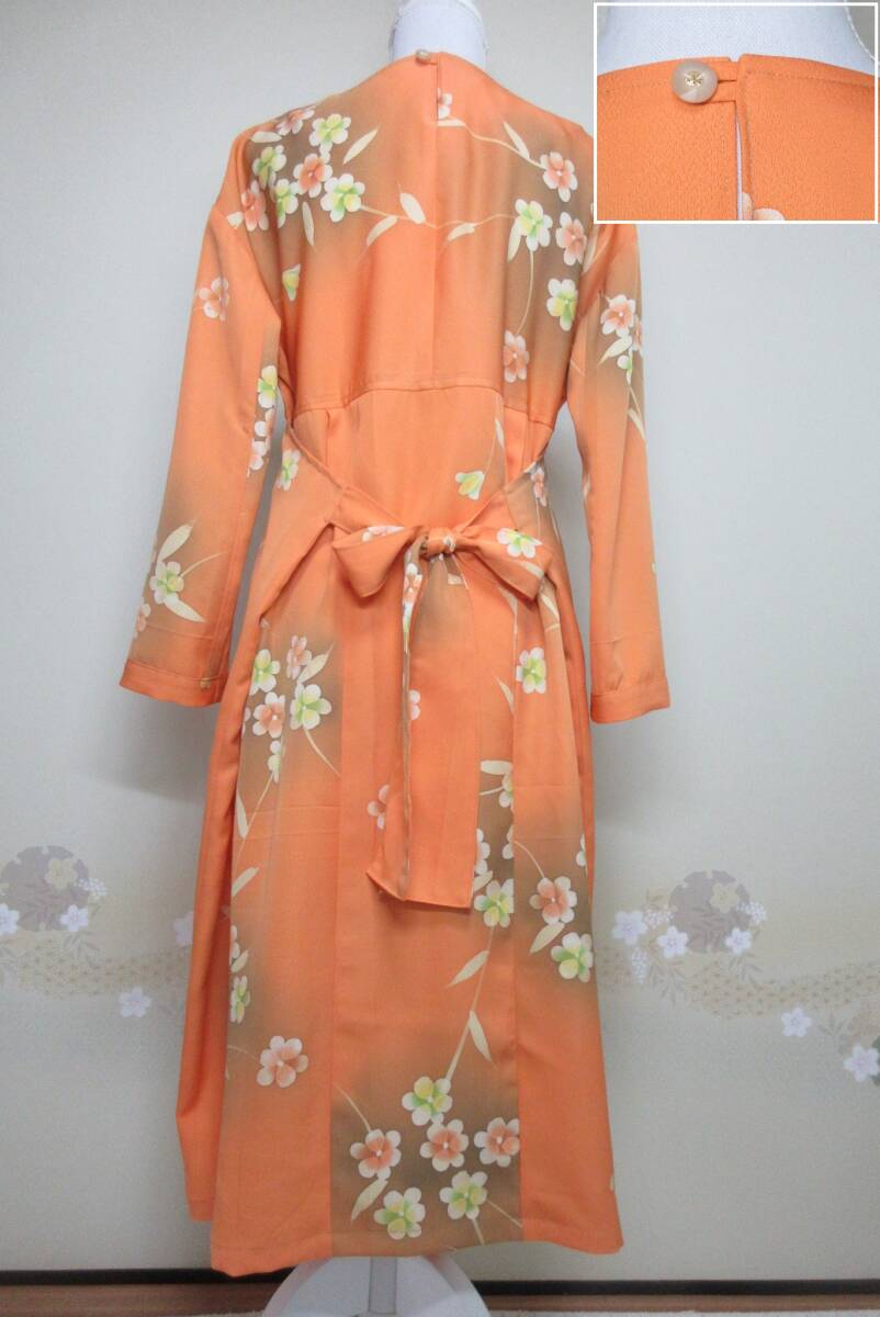 着物リメイク エプロン風ワンピース オレンジ色 花柄 ろうけつ染 シルク 長袖 Ｍ~Lサイズ かぶり後ろ開きボタンの画像8