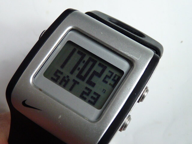 電池交換◆ NIKE/ナイキ WC0037 メンズ腕時計 クォーツ デジタル スクエア ブラック ラバー_画像2