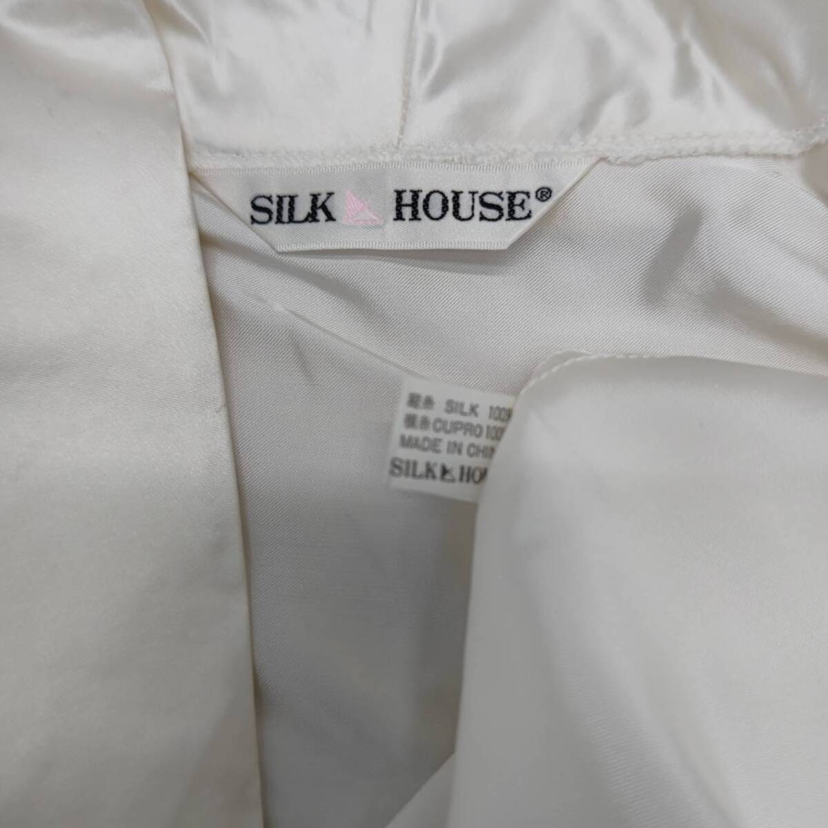 送料無料S78739 SILK HOUSE シルク ガウン ロングローブ ナイトローブ バスローブ セクシー セレブ ホワイト 白光 沢 絹 室内着 美品 良品の画像3