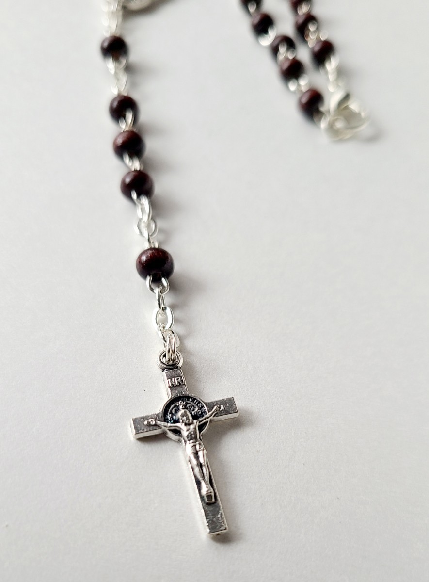 イタリア ベネディクト ロザリオネックレス ダークブラウン シルバー色 クロス 十字架 メダイ 木ビーズ 首などに掛けられます。その12_画像9