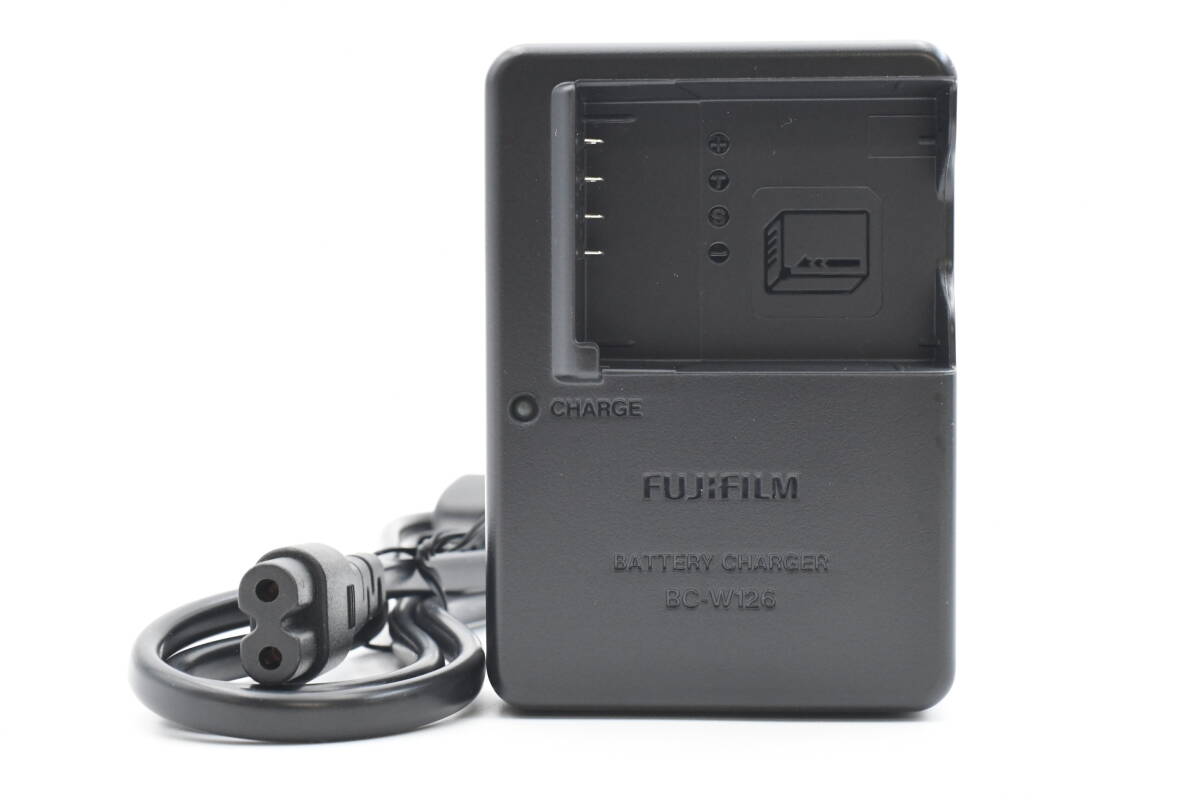 ★純正・完動・美品★Fujifilm 富士フィルム 充電器 BC-W126 バッテリーチャージャー(K-2828)_画像1