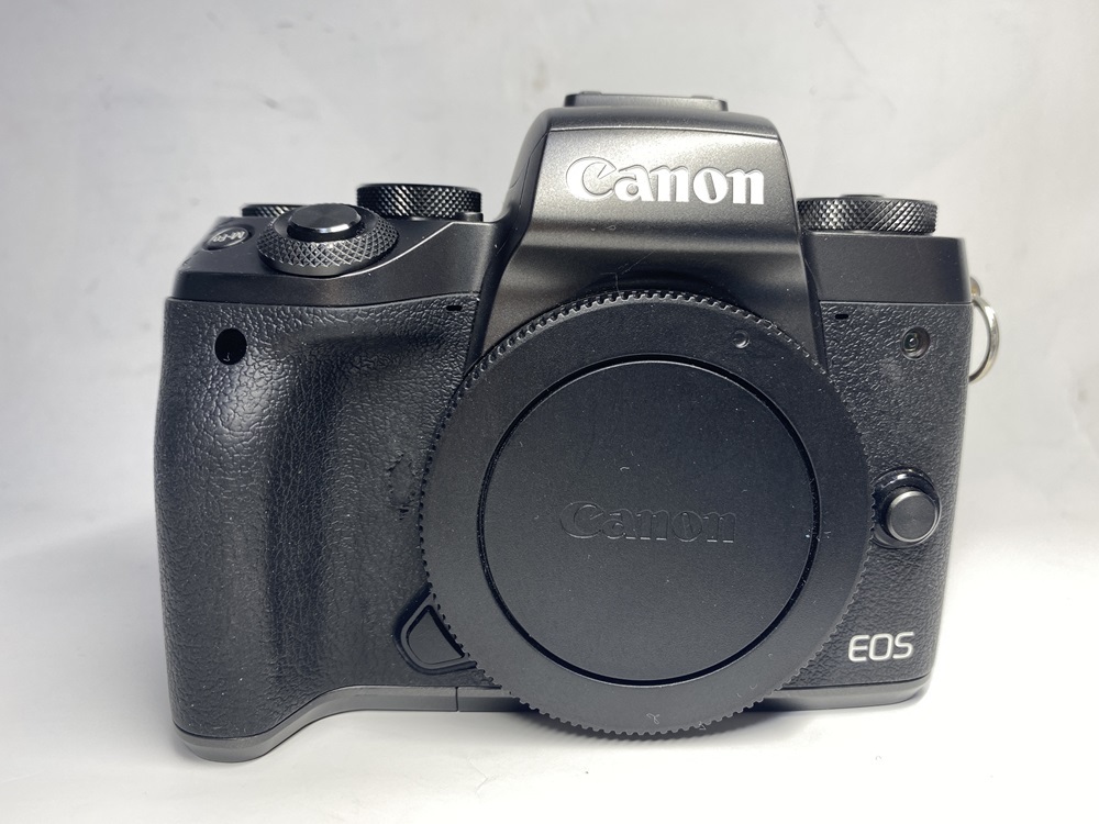 キャノン　CANON EOS M5 ボデイ　超美品　付属品・充電器・バッテリー2個・SDカード・保証書・元箱_画像2