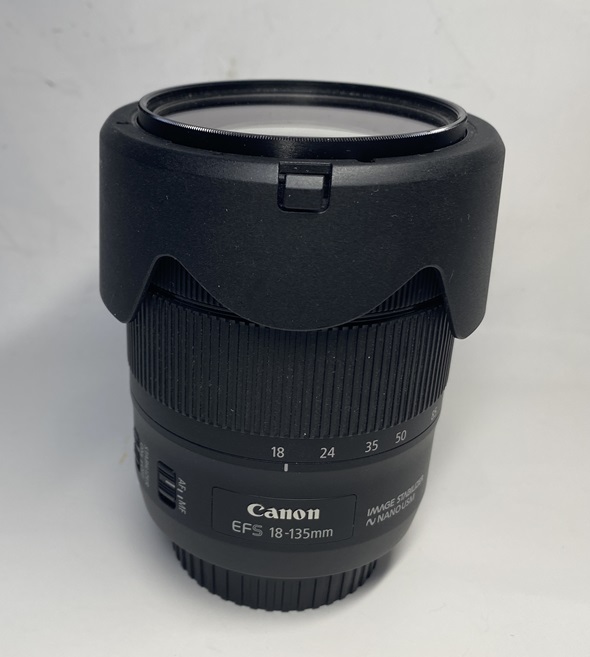 CANON ZOOM LENZ EF-s 18-135mm 1:3.5-5.6 IS USM　超美品　プロテクター・フード付き_画像3