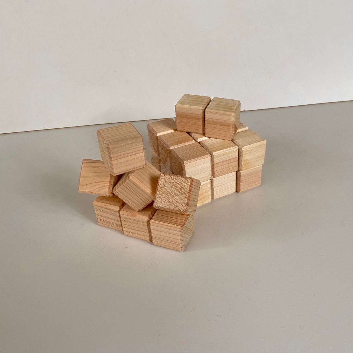 ②  3cm角　ヒノキ　キューブ　ブロック27個　積み木　図形　パズル　立方体　立体　木製玩具　木製パズル