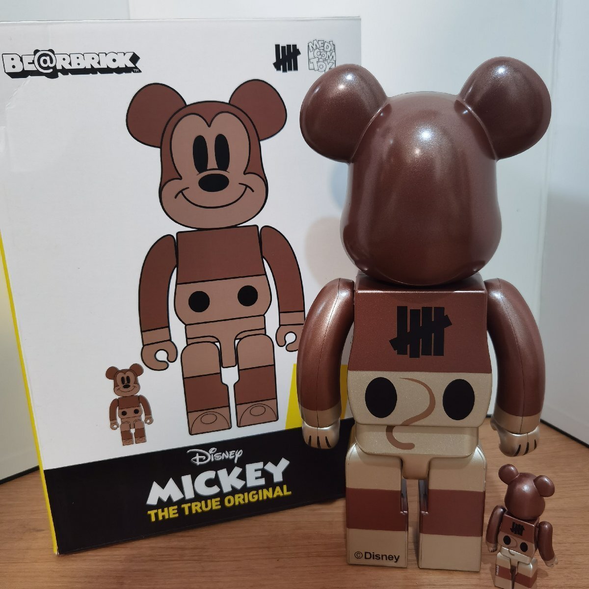 BE@RBRICK UNDEFEATED MICKEY MOUSE bearbrick 400%+100% ベアブリック MICKEY MOUSE 90歳を記念し_画像2