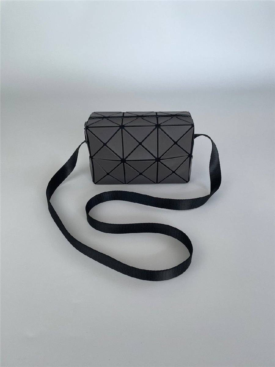 【BAO BAO ISSEY MIYAKE】CUBOID ショルダー バッグ ダークグレーの画像2