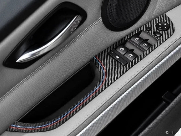 BMW用 E90 E91 カーボン ライン パワーウインドウ スイッチ パネル カバー RHD 右ハンドル ドア トリム 35.8cm_お取り付けのイメージ写真です。