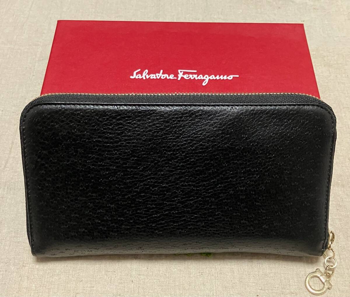 フェラガモ　FERRAGAMO　ラウンドファスナー　長財布　美品　未使用に近い　中古品　送料無料　宅急便コンパクトで発送_画像2