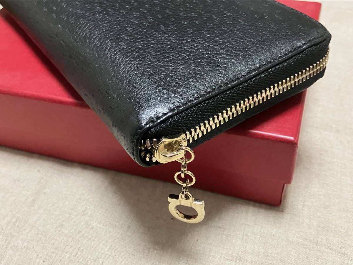 フェラガモ　FERRAGAMO　ラウンドファスナー　長財布　美品　未使用に近い　中古品　送料無料　宅急便コンパクトで発送_画像7