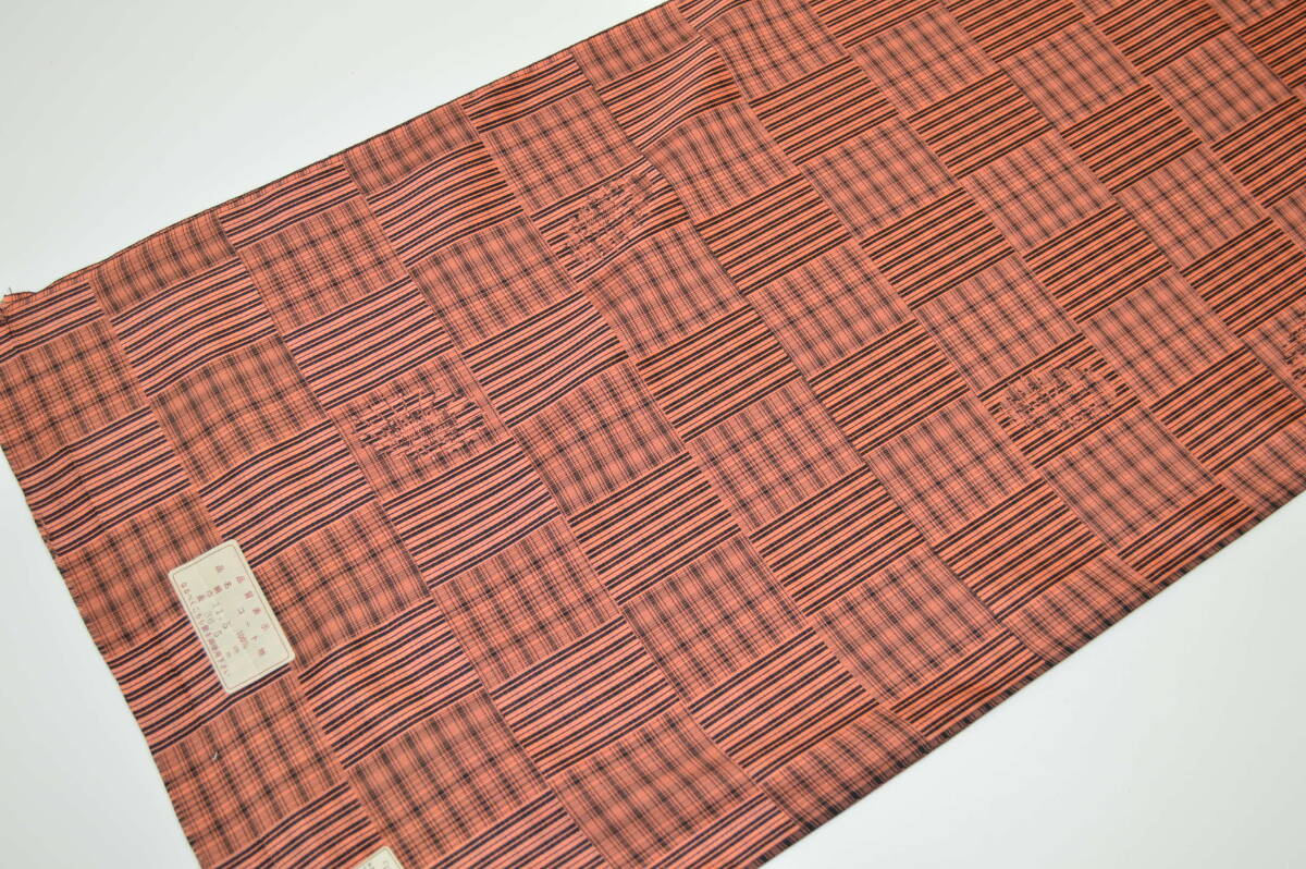【きものや】K325 未使用品 美品 正絹 米沢織 着尺反物 網代織 黒ピンク色 証紙付き の画像2