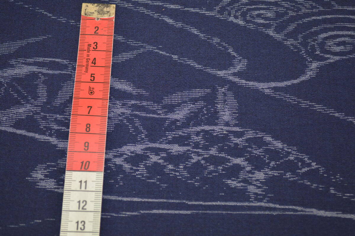 【きものや】K393 未使用品 美品 ウール交織 西陣織 着尺反物 絵絣 流水 紺藍色 証紙付き _画像3