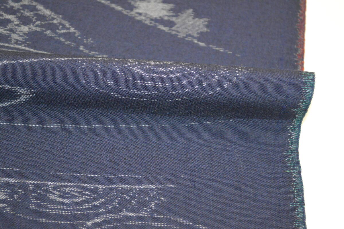 【きものや】K393 未使用品 美品 ウール交織 西陣織 着尺反物 絵絣 流水 紺藍色 証紙付き _画像6