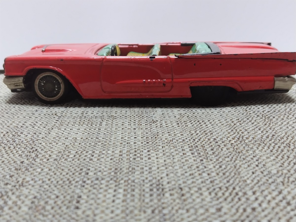 ブリキのオモチャ 赤箱BCバンダイ製品 フォードサンダーバードコンバーチブル 赤 1960年代前半の当時のもの フロントウィンドウ欠損_画像9