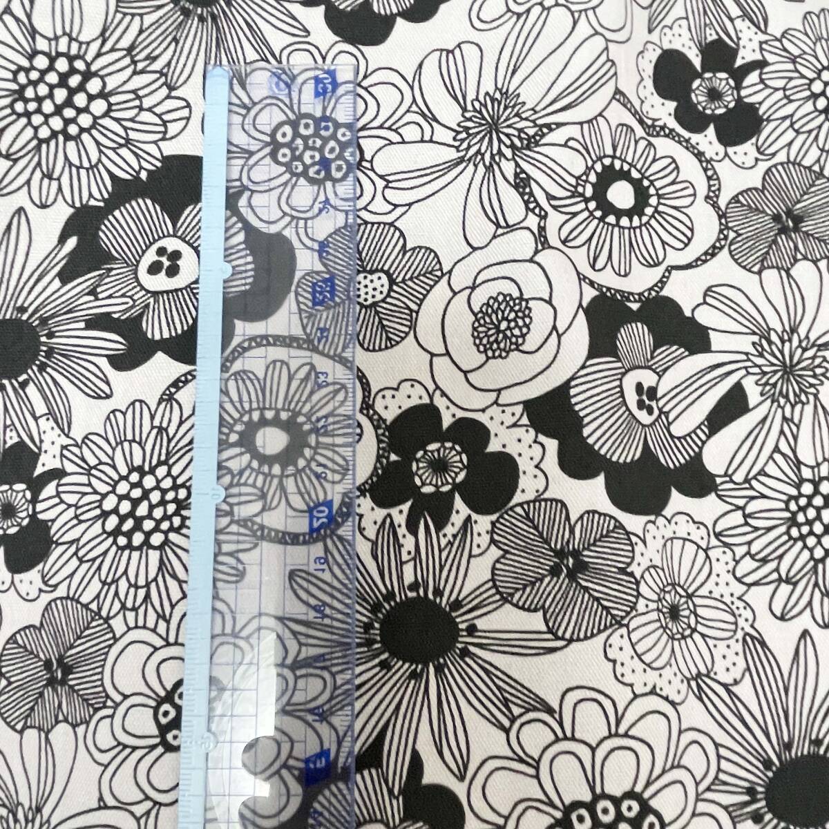 綿オックス線描き大人の花柄はぎれ生地ハンドメイド布１ｍグレー黒モノクロ北欧風_画像4