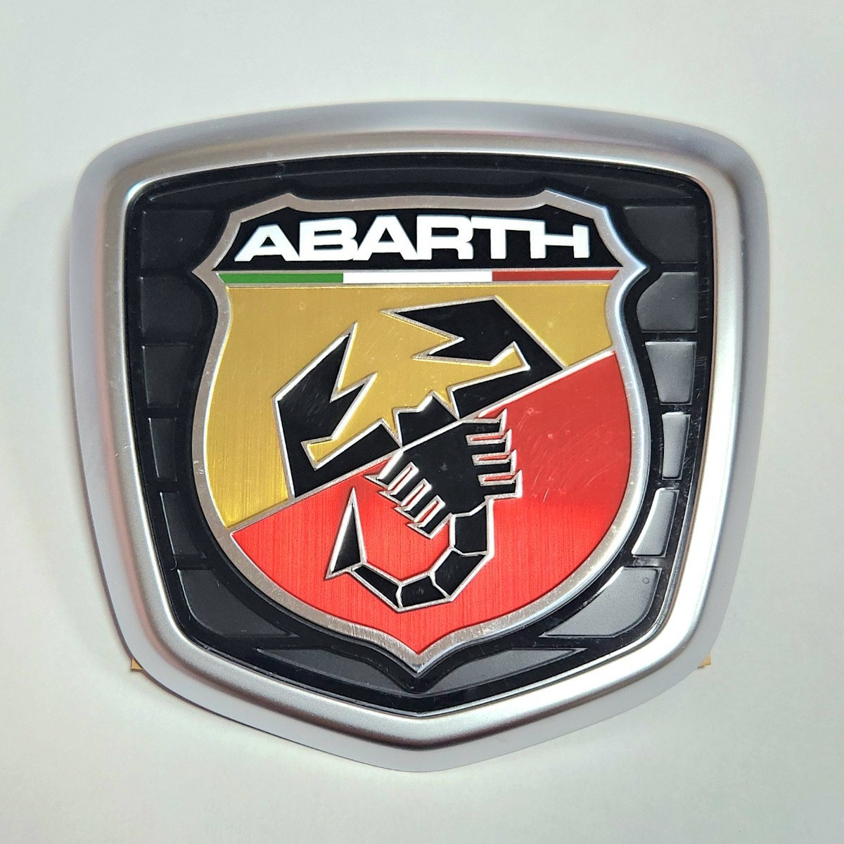 【送料無料】アバルト 純正品 500 595 695 リア エンブレム 新品 サテンシルバー ABARTH 未使用品 正規品 FIAT_画像1