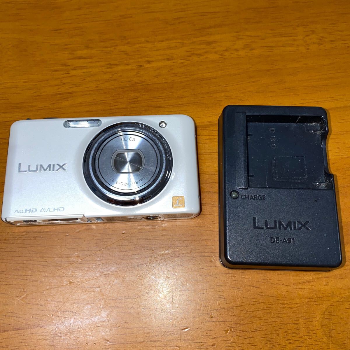 Panasonic LUMIX DMC-FX77 デジタルカメラ 8GBカード 充電器セット 美品_画像1