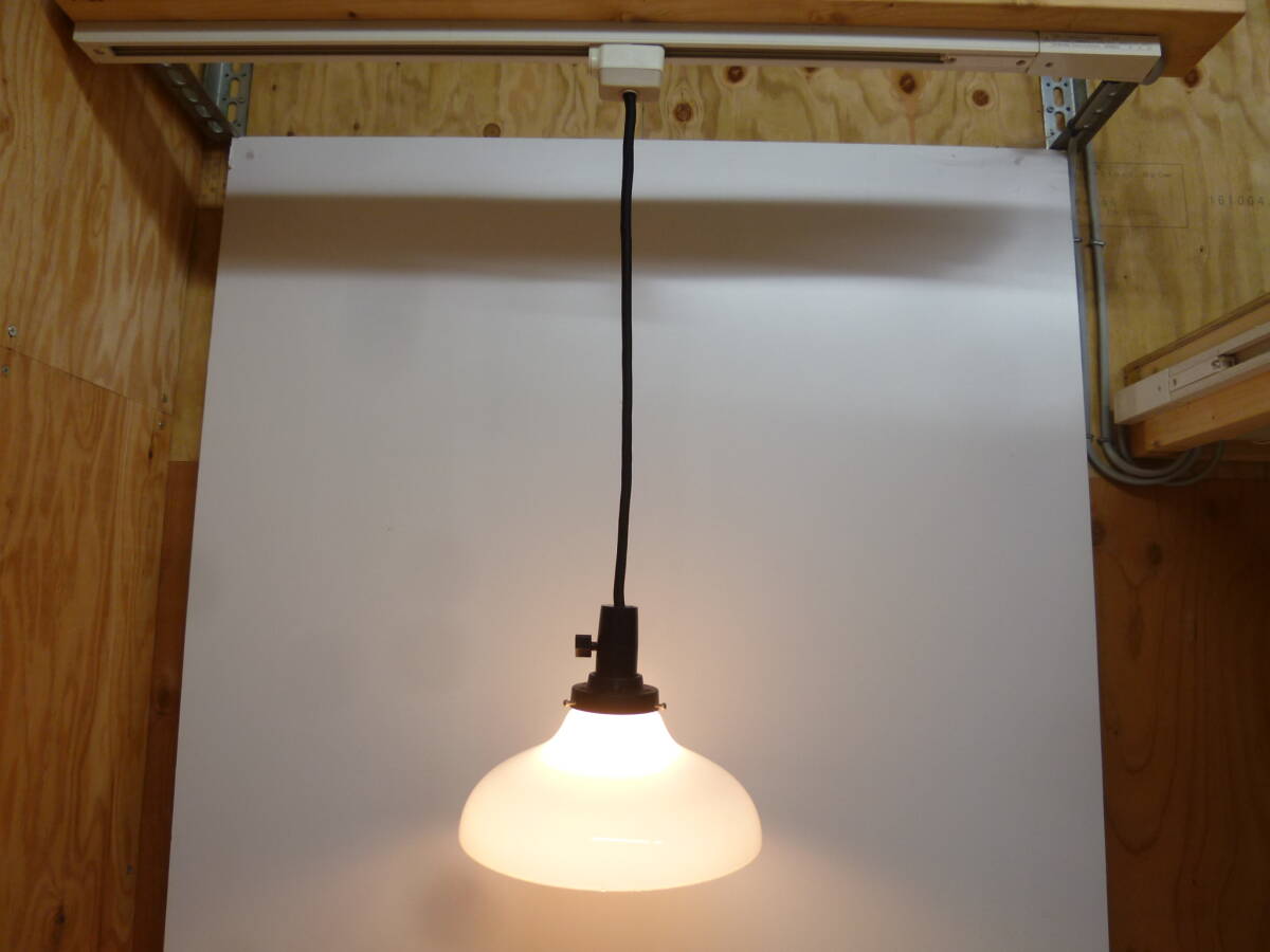 【7390】昭和レトロ　乳白色　ガラスシェード　吊り下げ照明　直径約22.5ｃｍ　40Wシリカ電球(新品)付き_画像1