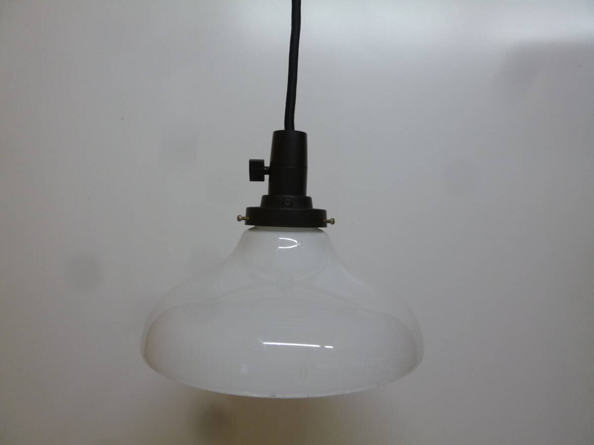 【7390】昭和レトロ　乳白色　ガラスシェード　吊り下げ照明　直径約22.5ｃｍ　40Wシリカ電球(新品)付き_画像2