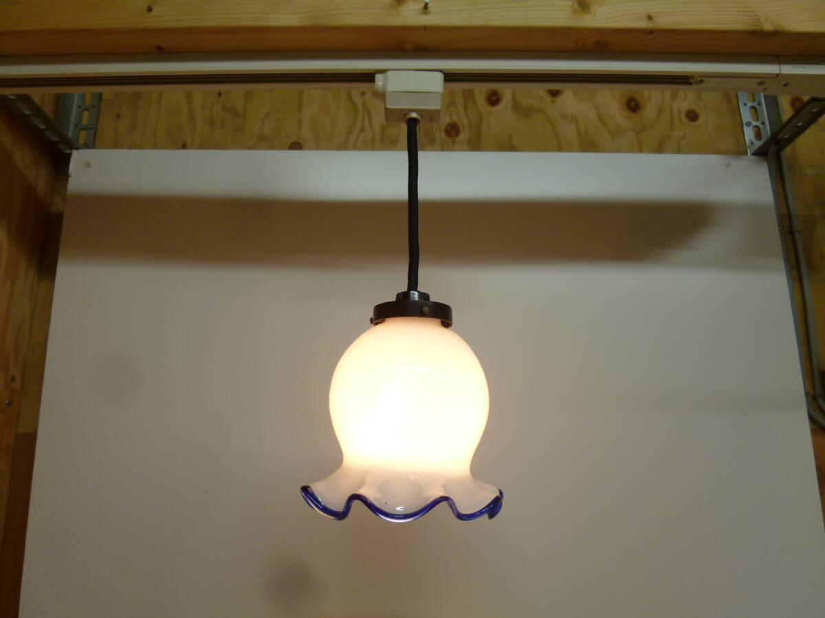 【7483】昭和レトロ 乳白色 ガラスシェード 吊り下げ照明 直径約16ｃｍ 30Wシリカ電球(新品)付きの画像1