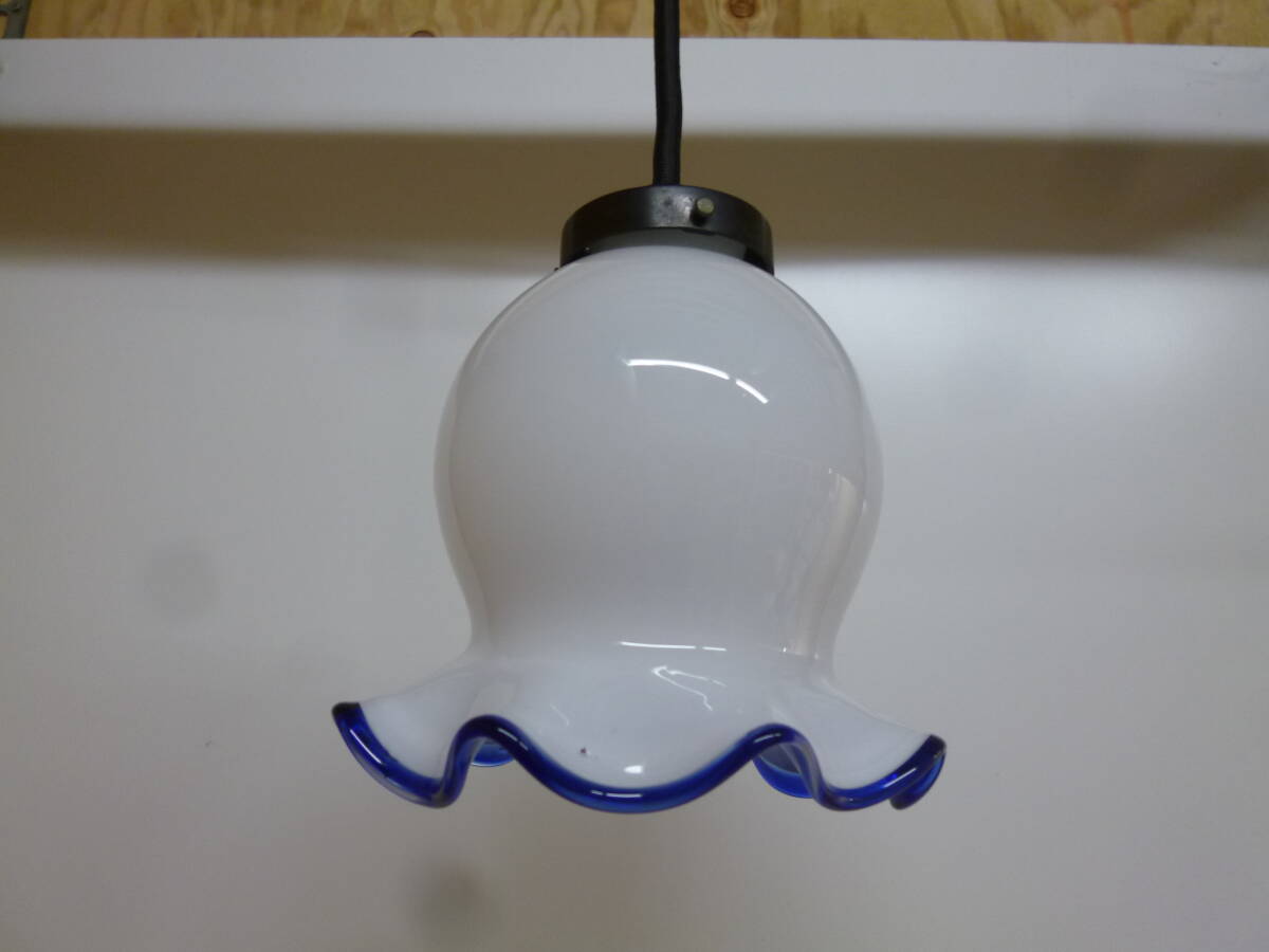 【7483】昭和レトロ 乳白色 ガラスシェード 吊り下げ照明 直径約16ｃｍ 30Wシリカ電球(新品)付きの画像2