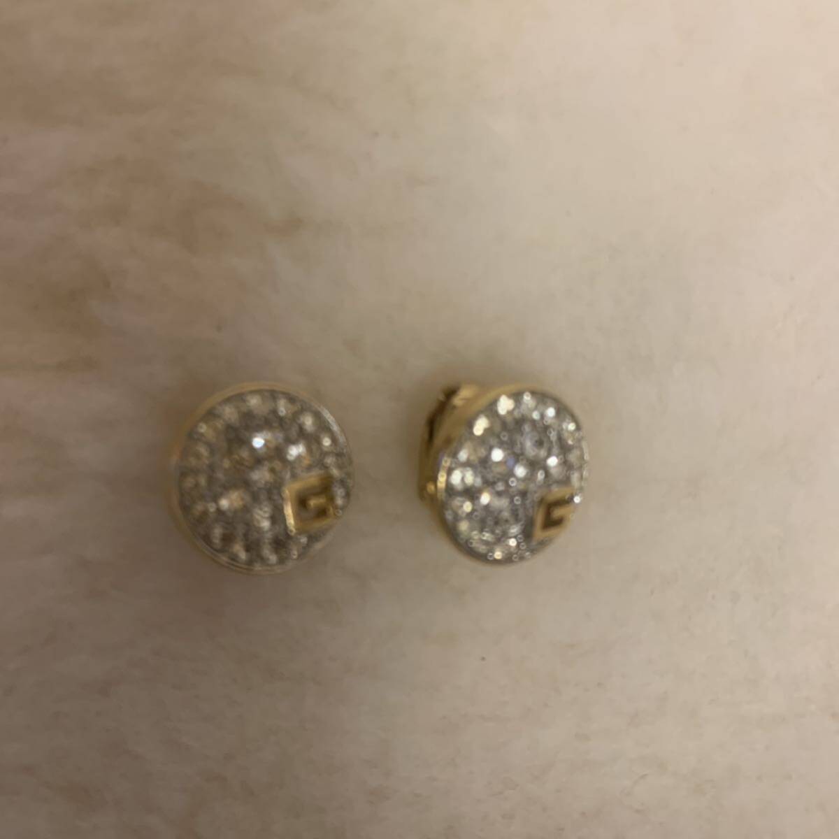* givenchy G Logo earrings Stone attaching Gold Kirakira 