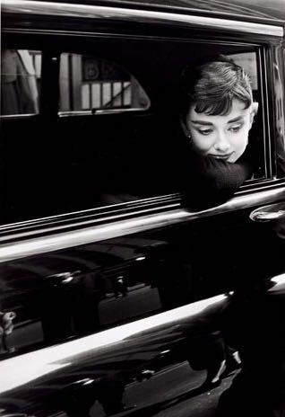小型ポスター写真　オードリーヘップバーン　Audrey Hepburn　約43x28cm　j0132_画像1