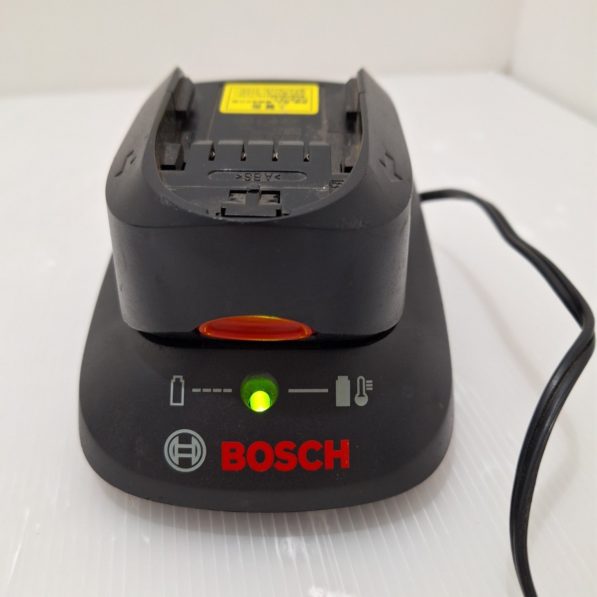 D(0301c10) ボッシュ BOSCH 18V リチウムイオンバッテリー2個 / 充電器 電動 工具 DIY ●通電OK ●動作未確認_画像7