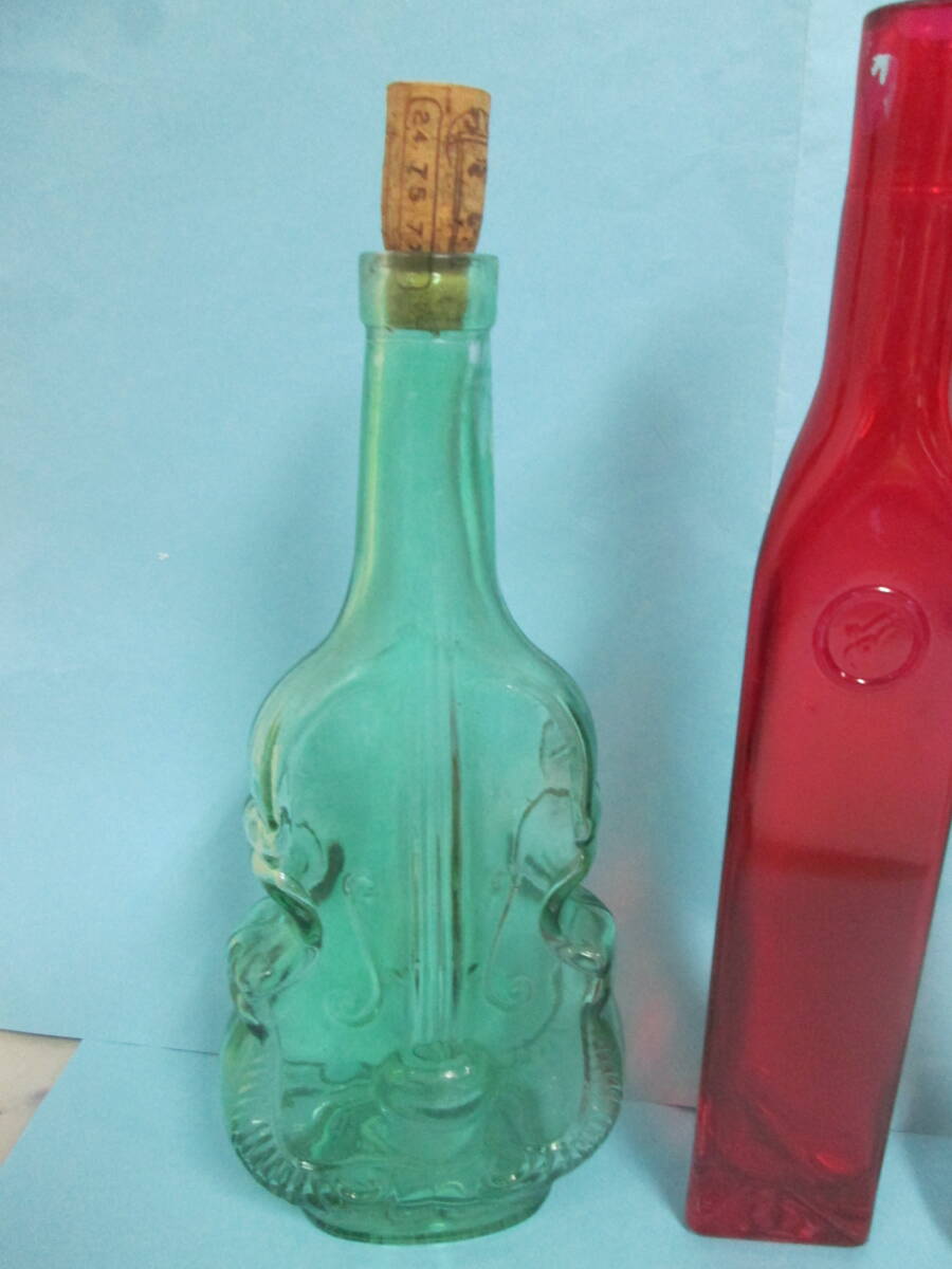 チェロ　ガミオ製 グラスボトル（塗装なのか１部にハゲあり）スペイン製　ボトル（ハンドメイド）一輪挿し（金属金色）　３本で H３３ｃｍ _画像3