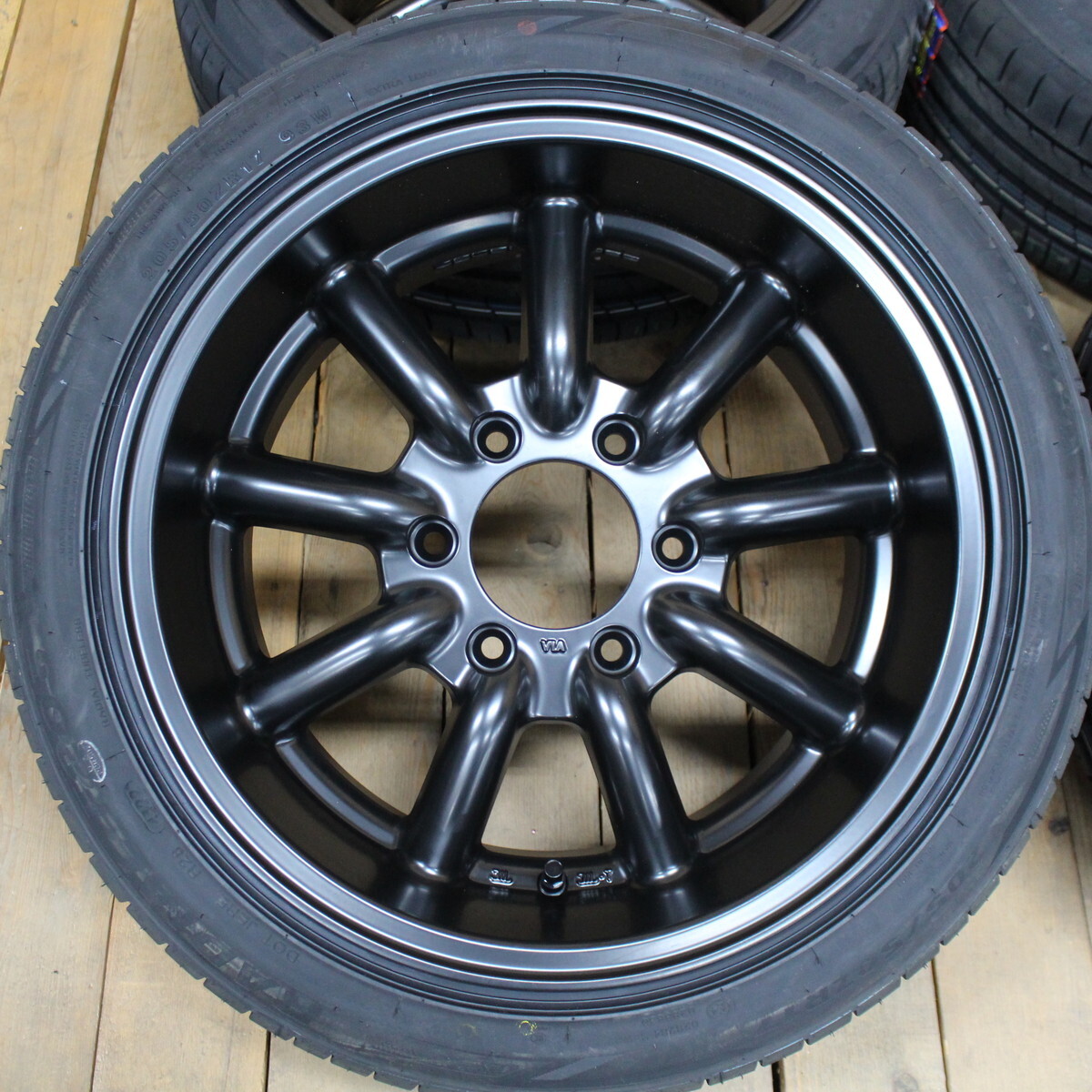 200系 ハイエース オーバーフェンダーサイズ 17インチ 8.5J+19 ファブレス MC-9 ワイド 205/50R17 ナット付 新品 タイヤ ホイール 4本SET_画像3