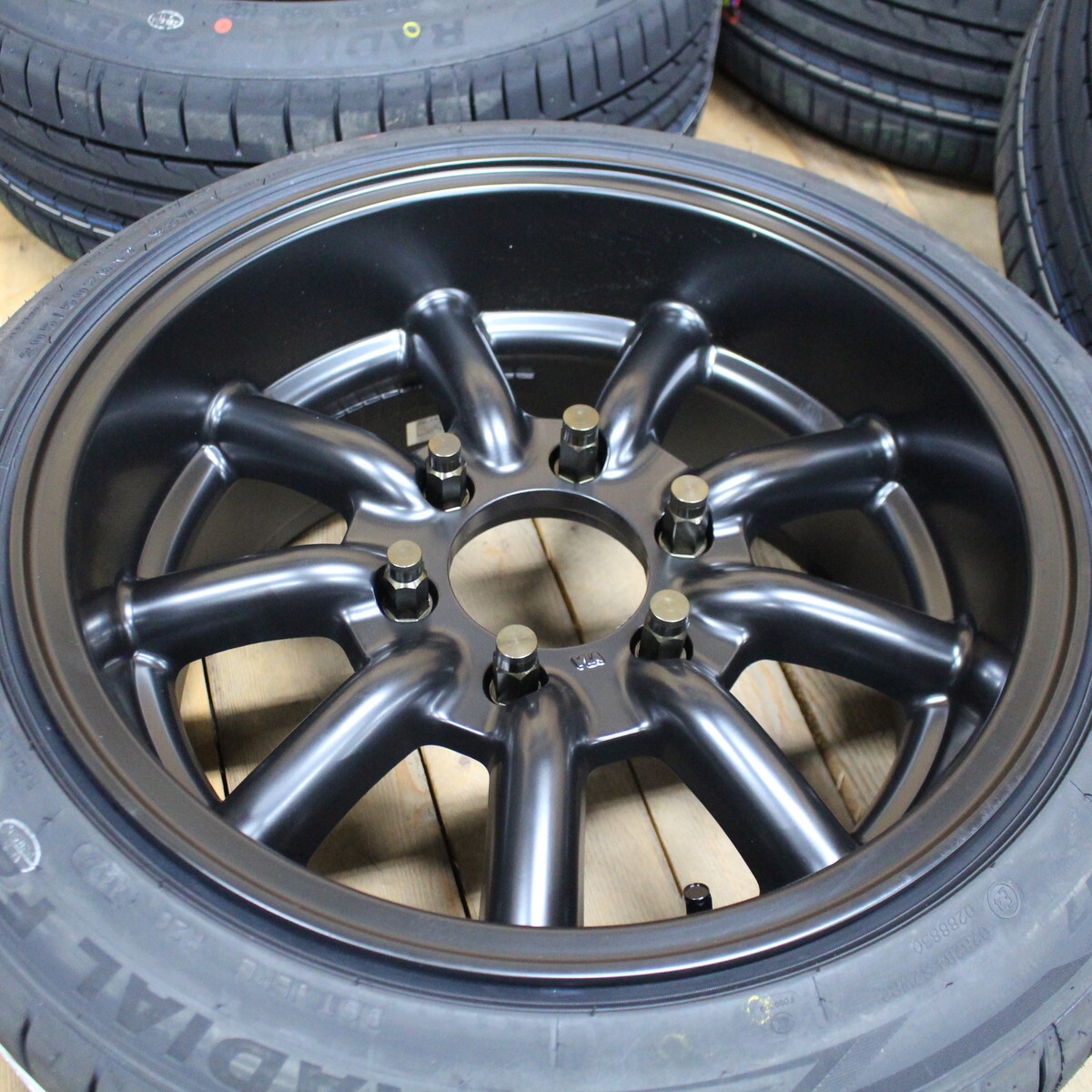 200系 ハイエース オーバーフェンダーサイズ 17インチ 8.5J+19 ファブレス MC-9 ワイド 205/50R17 ナット付 新品 タイヤ ホイール 4本SET_画像5