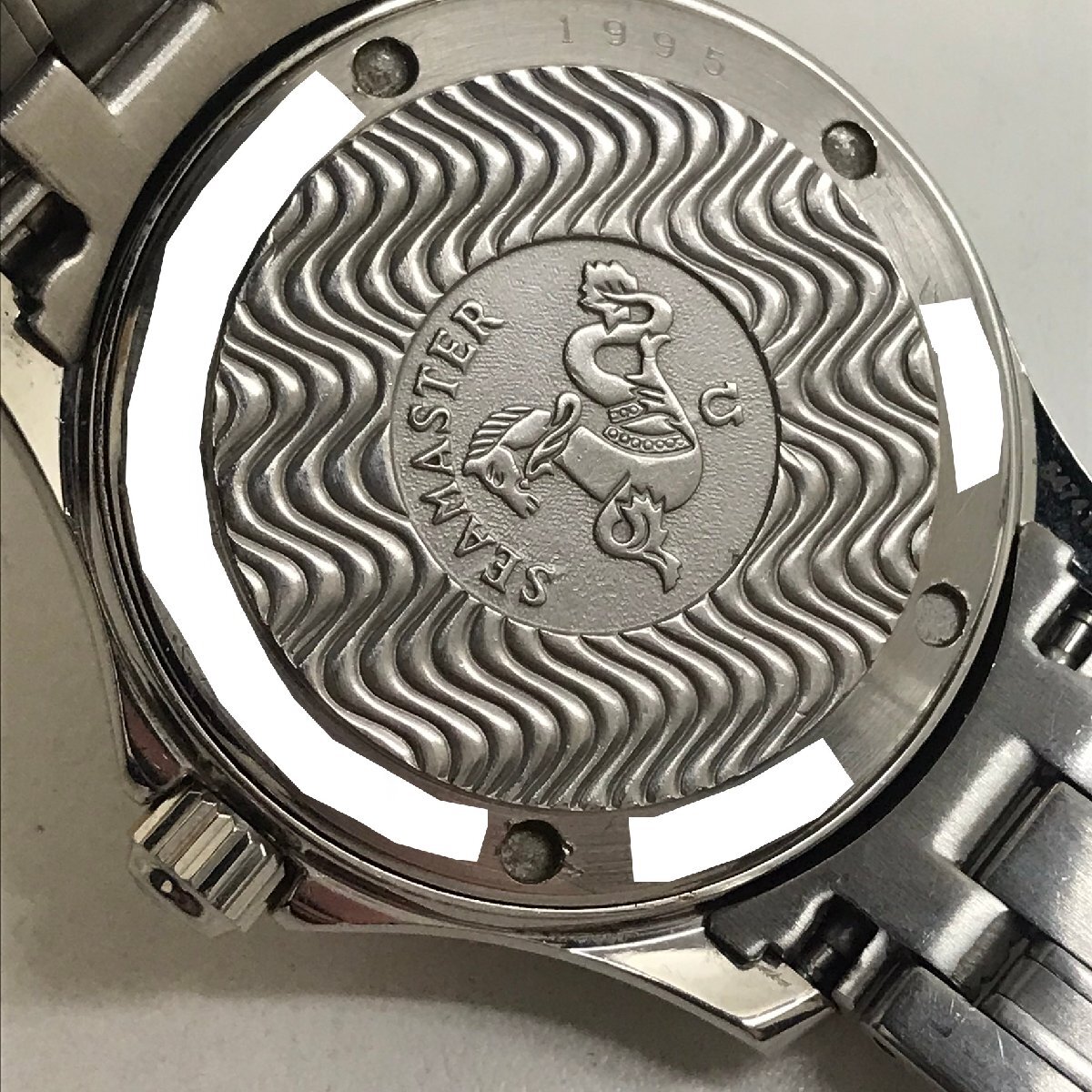 中古品 オメガ omega シーマスター プロフェッショナル 2562.80 ネイビー文字盤 デイト付き 300m 記念品刻印付 質屋出品_塗りつぶしの箇所に記念の刻印があります