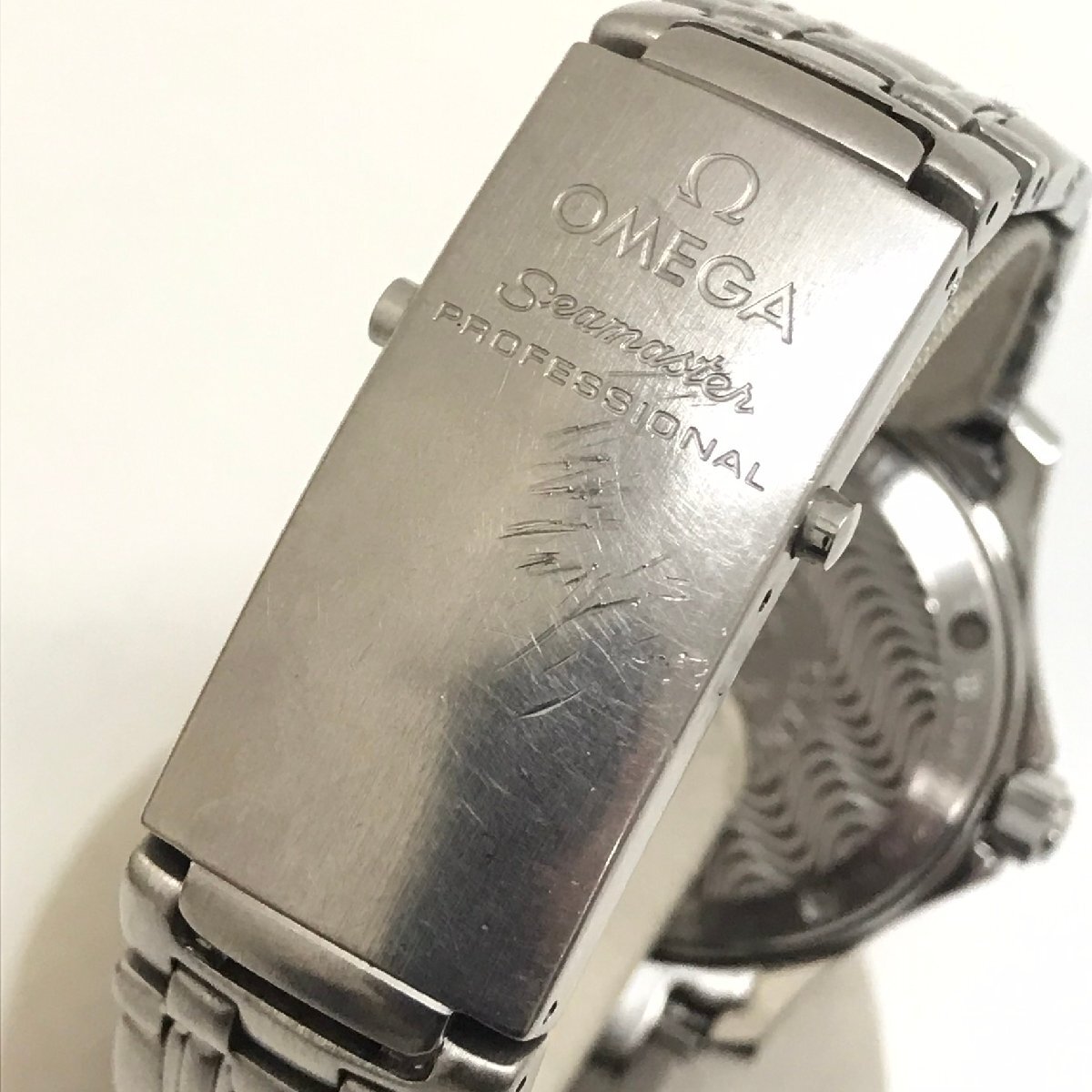 中古品 オメガ omega シーマスター プロフェッショナル 2562.80 ネイビー文字盤 デイト付き 300m 記念品刻印付 質屋出品_バックルに傷があります