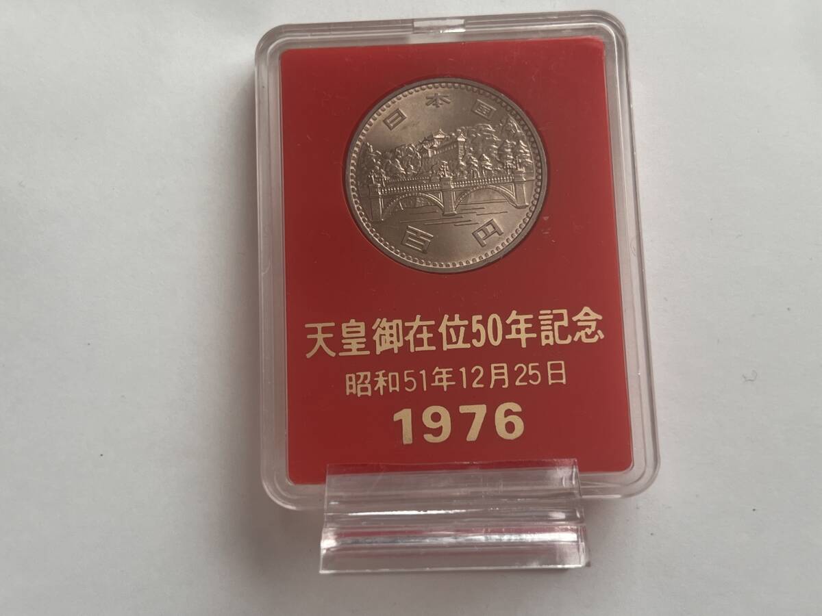 記念硬貨　天皇御在位50年記念　百円　100円　赤_画像1