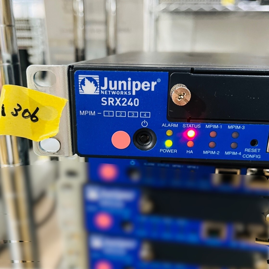 ▲306【通電OK】 Juniper SRX240 SRXシリーズ サービス ゲートウェイ ファイアウォー ル UTMサービス ルーティン スイッチング ジュニパー_画像1