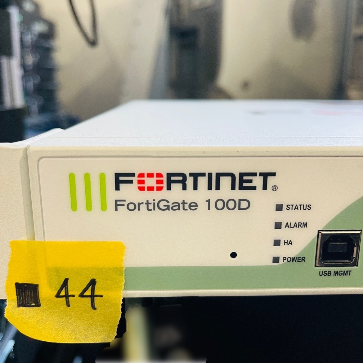 ■44【通電OK】Fortinet Fortigate 100D ファイアウォール ギガビットイーサネット 16GB内蔵ストレージ フォーティネット フォーティゲートの画像1