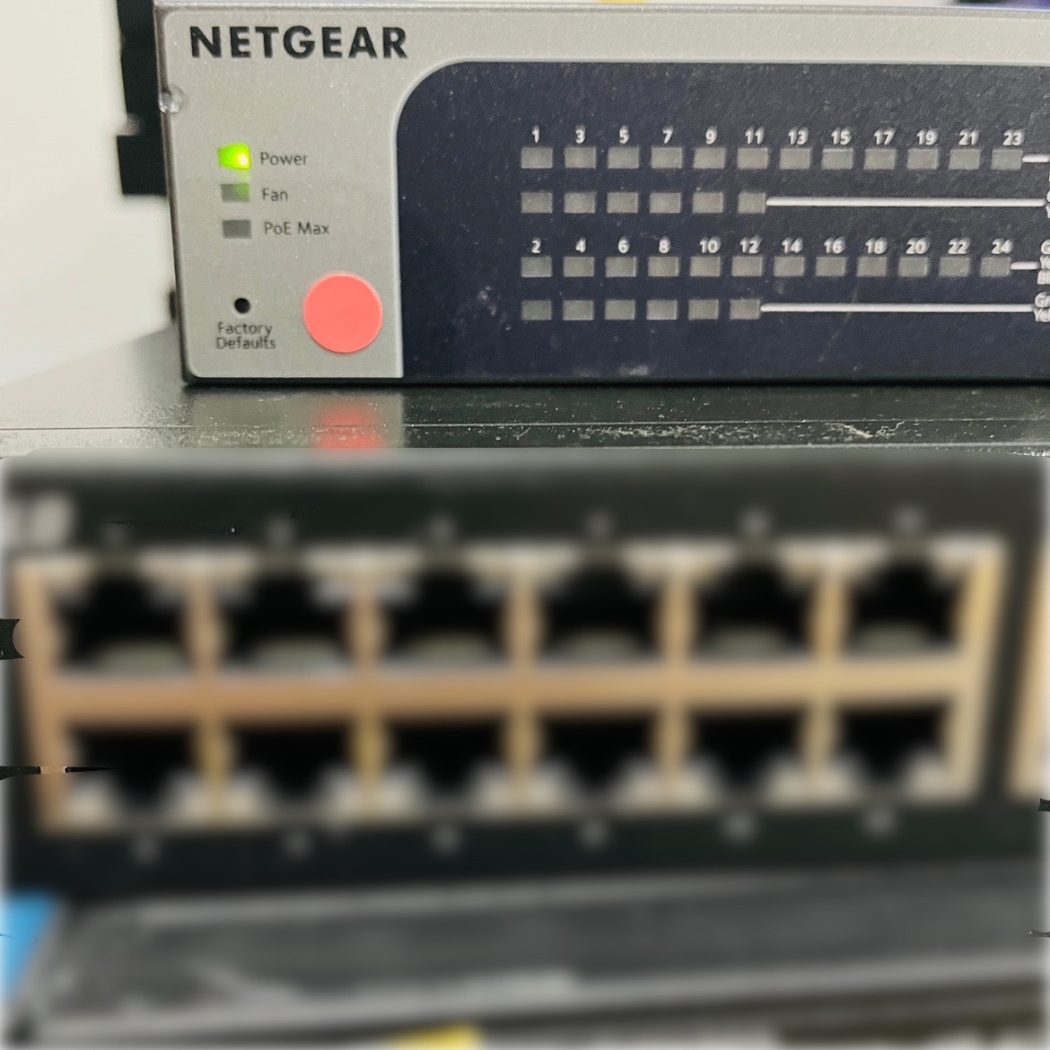 △053【通電OK】NETGEAR ProSAFE JGS524PE 24ポート ギガビット イーサネット PoE 15.4W給電 アンマネージプラス スイッチ バッファロー_画像3