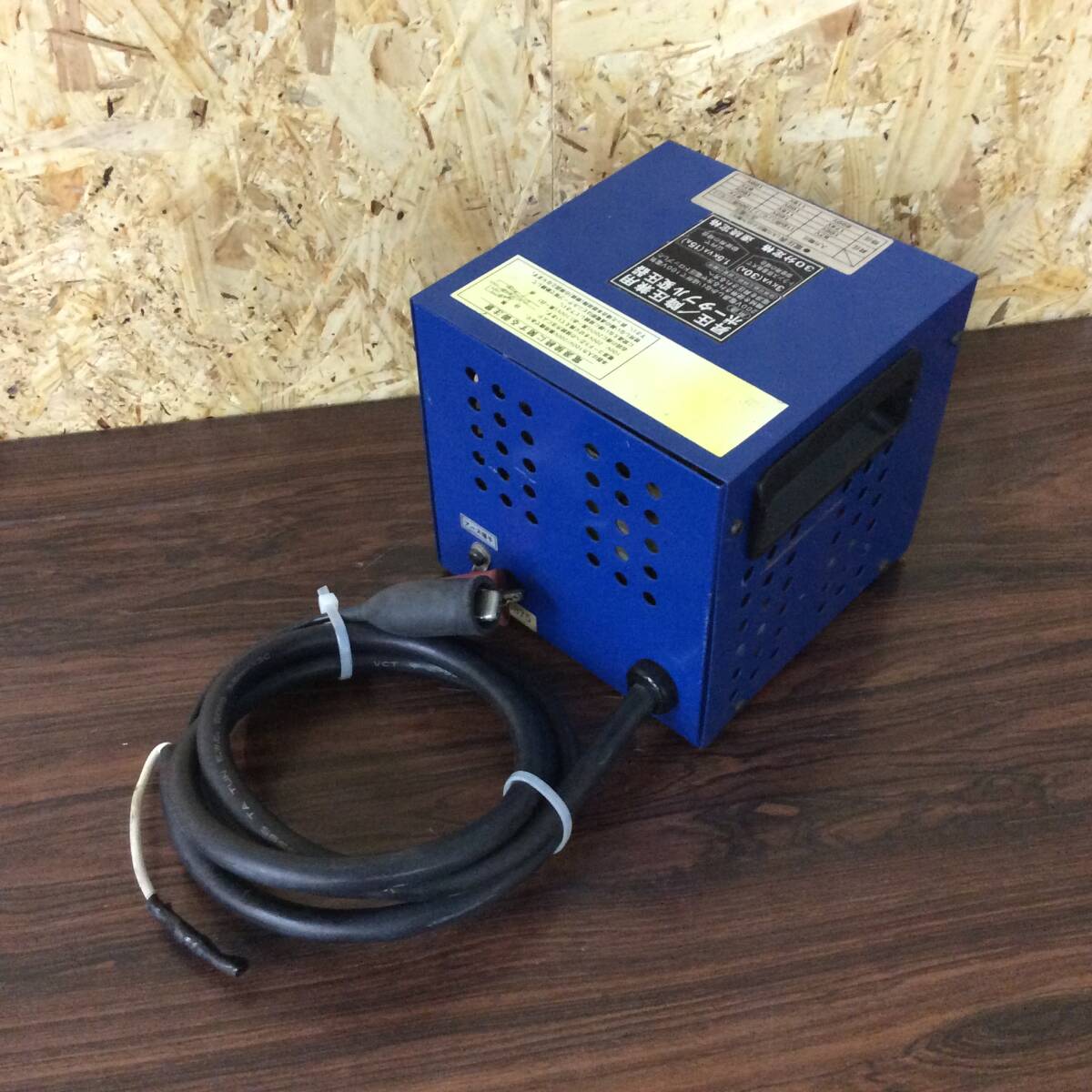 【RH-8403】中古品 スター電器 TRANSTAR Q-BEE STX-3Q 昇圧/降圧兼用 ポータブル変圧器_画像2