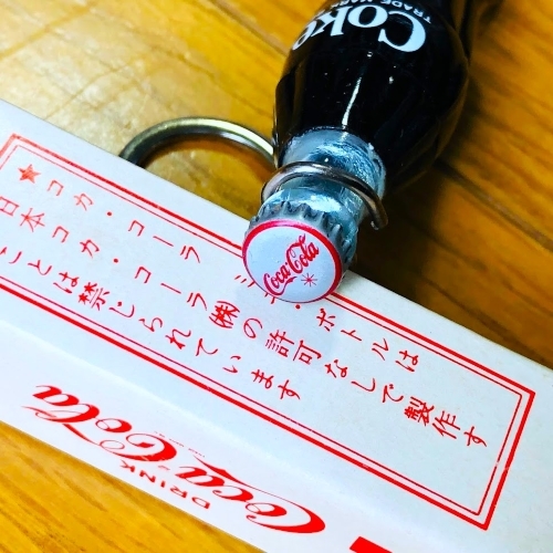 日本コカコーラ社正規品 未使用 1970年代 COKE表記 コーク ミニボトル キーホルダー 当時物 昭和レトロ ミニチュア ノベルティ 非売品 _当時のロゴプリント入り金属製王冠です。