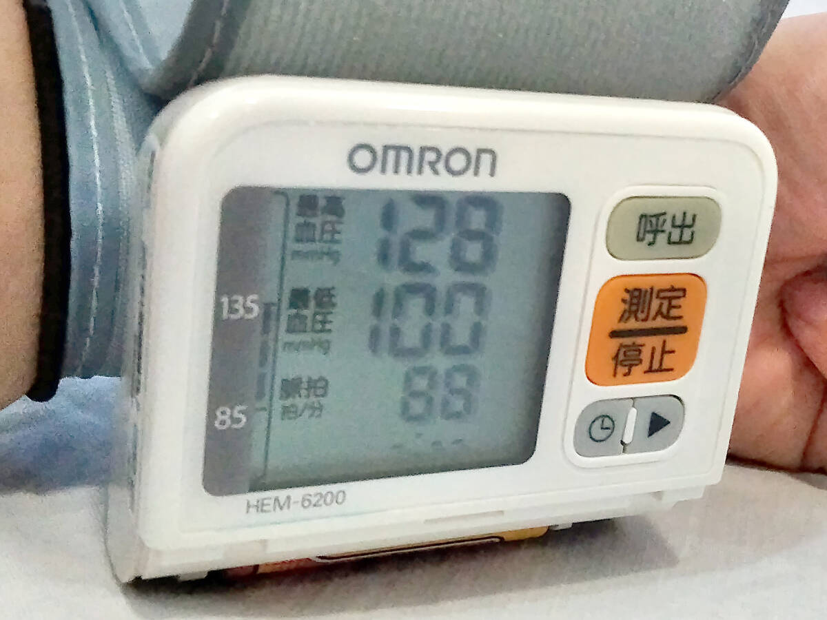 - Omron wrist type digital automatic hemadynamometer HEM-6200 operation OK 2012 year made storage case attaching battery case rust equipped 