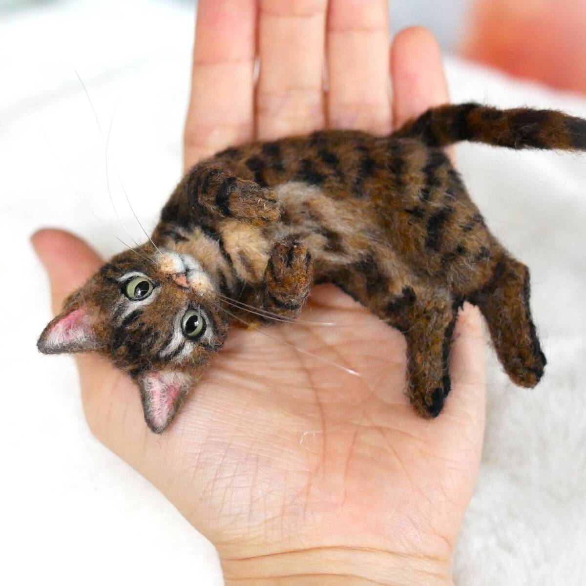 ◆maltaマルタ  猫 羊毛フェルト 猫ブローチ ミニチュア猫 キジトラ ハンドメイド の画像3