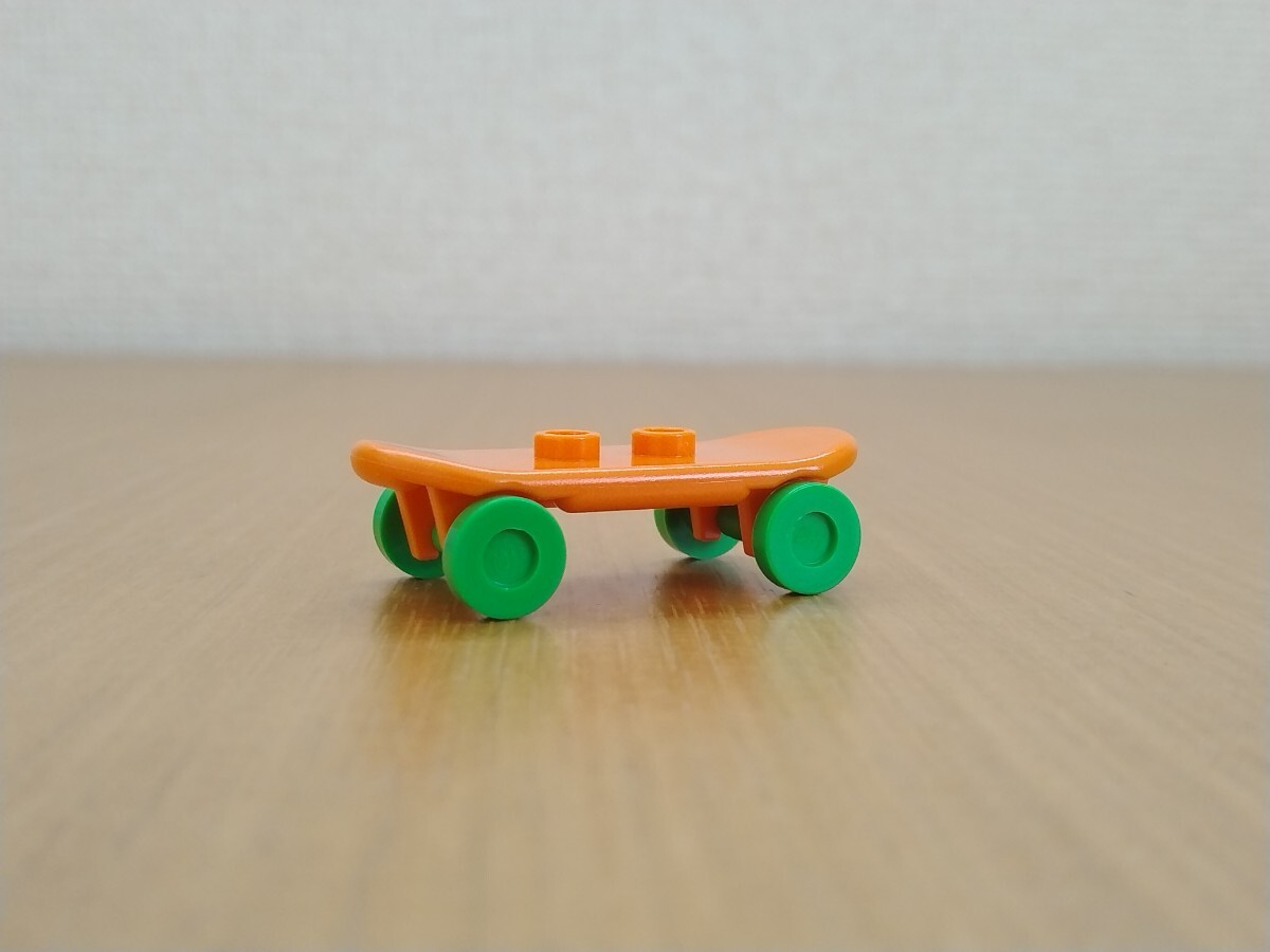 レゴ　スケートボード　オレンジ色　ブライトグリーンウィール　パーツ　部品取り用　LEGO_画像1